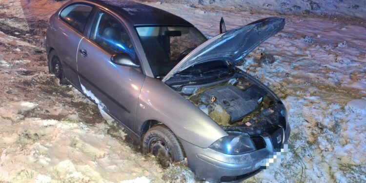 Nocna ucieczka po kradzieży paliwa. Pościg przez dwa powiaty zakończony w rowie