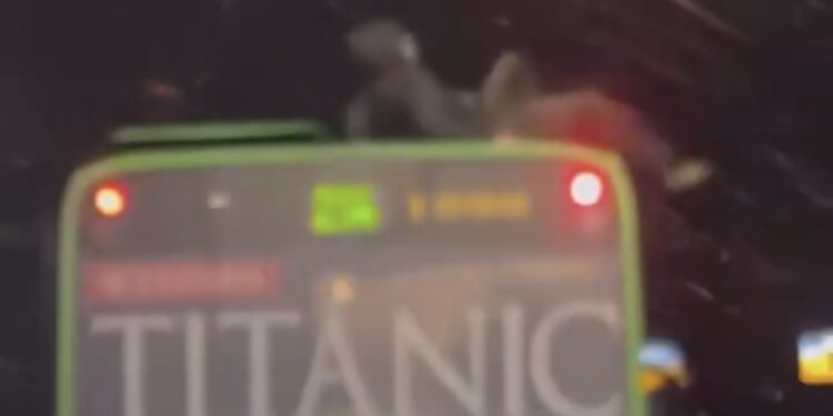 Dziwna sytuacja w Poznaniu! Dwóch mężczyzn jechało na dachu autobusu