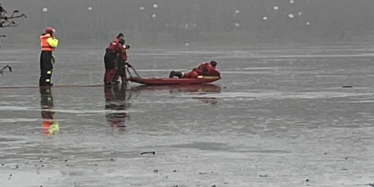 Akcja służb na Jeziorze Strzeszyńskim w Poznaniu – człowiek wpadł pod lód?