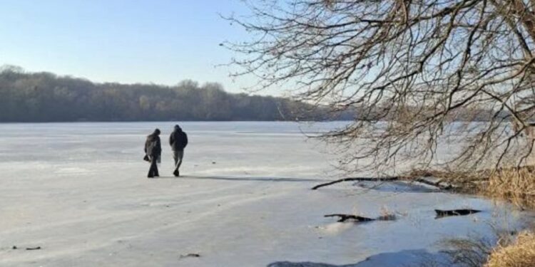 Zdjęcia mrożą krew w żyłach. Ludzie wchodzą na zamarznięte zbiorniki wodne w Poznaniu