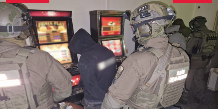 Cztery osoby z zarzutami, nielegalne automaty zlikwidowane. Akcja służb pod Poznaniem