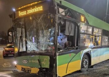 Wypadek tramwaju, autobusu i dwóch samochodów na rondzie Rataje