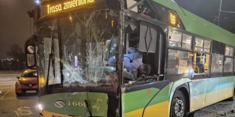 Wypadek tramwaju, autobusu i dwóch samochodów na rondzie Rataje