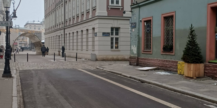 Asfalt znika ze Starego Miasta. Ta ulica wróci do swojego dawnego wyglądu, a to dopiero początek zmian