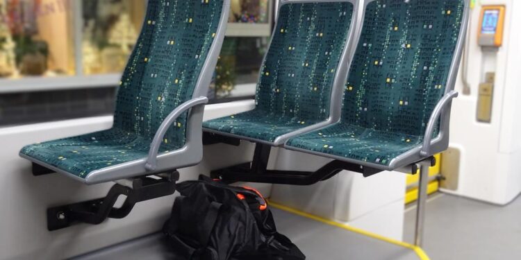 Zostawił telewizor w tramwaju! Lista zgub z poznańskiej komunikacji zaskakuje