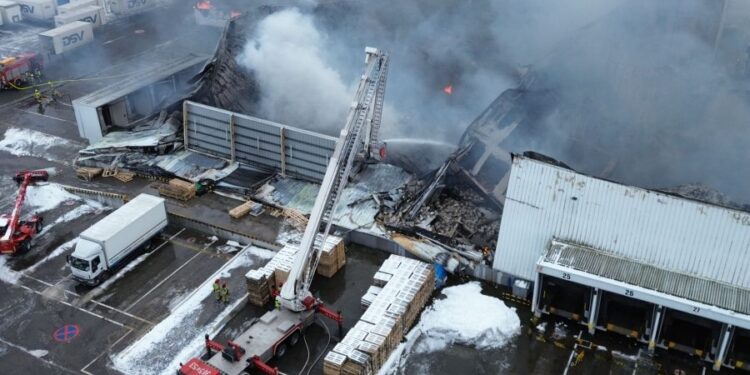 Gigantyczny pożar hali pod Poznaniem. Biegły wskazał jednoznaczną przyczynę źródła ognia