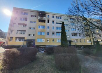 Pożar w bloku w regionie. Mieszkańcy uciekali na balkony, dwie osoby ranne