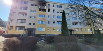 Pożar w bloku w regionie. Mieszkańcy uciekali na balkony, dwie osoby ranne