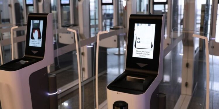 Poznań-Ławica z nową technologią. Jedyne takie bramki w regionalnym porcie lotniczym w Polsce