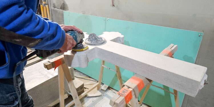 Nagrobki na poznańskiej Cytadeli odzyskują blask. Trwają intensywne prace konserwatorskie