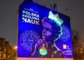Poznań zyskał świecący mural. Nocą w Jeżycach pojawia się niezwykły widok