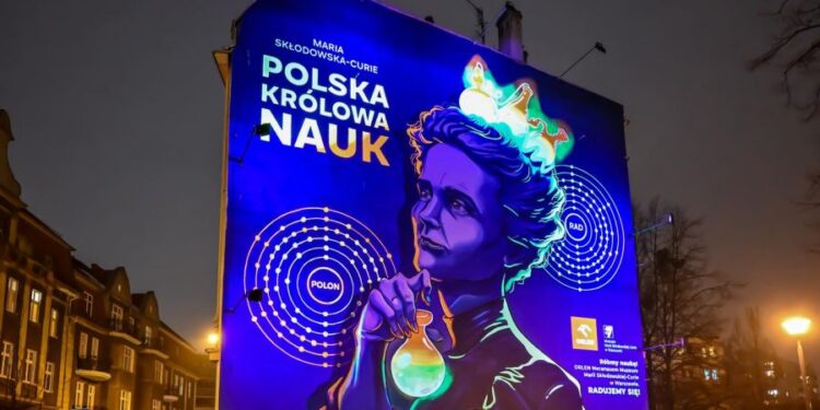 Poznań zyskał świecący mural. Nocą w Jeżycach pojawia się niezwykły widok