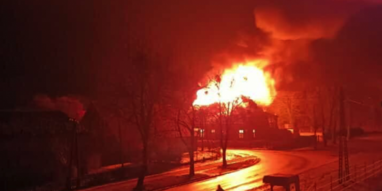 Nocny dramat w regionie. Cztery osoby straciły dach nad głową po pożarze poddasza