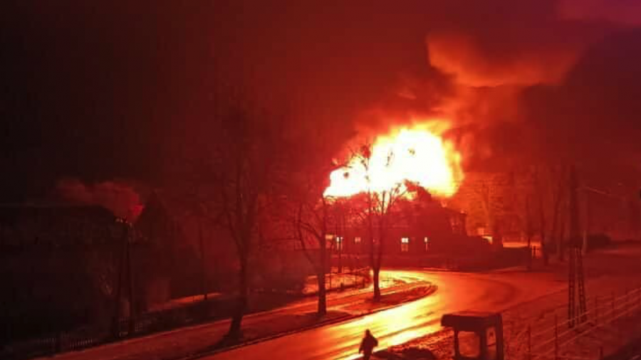 Nocny dramat w regionie. Cztery osoby straciły dach nad głową po pożarze poddasza