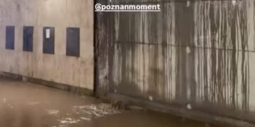 Pęknięta rura na budowie. Zalane okolice i przejście podziemne w Poznaniu