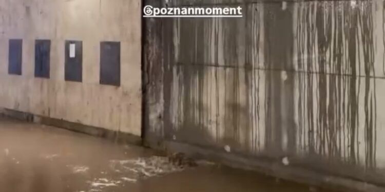 Pęknięta rura na budowie. Zalane okolice i przejście podziemne w Poznaniu