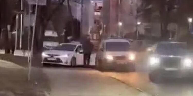 Nagi i pijany kierowca taksówki siał terror na ulicy Naramowickiej?