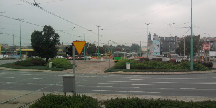 Alarm gazowy na rondzie Śródka w Poznaniu. Akcja służb dobiegła końca, ruch stopniowo się normalizuje