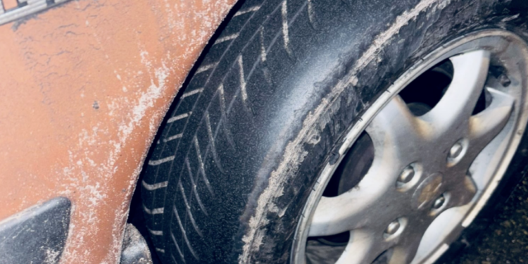 Kolizja na ulicy Gdyńskiej. Zużyte opony, obce tablice rejestracyjne i brak prawa jazdy