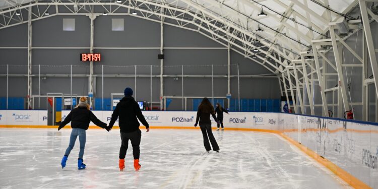 Nowe lodowisko na Chwiałce bije rekordy. Tysiące poznaniaków już skorzystały z obiektu na Wildzie