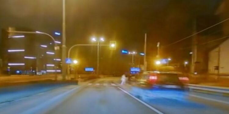 Groźne sekundy na Małych Garbarach. Nagranie z przejścia dla pieszych mrozi krew w żyłach i wywołało reakcję internautów