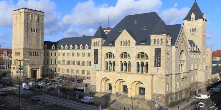 Poznań wita wiosnę przed Zamkiem. Muzyka, rowery i przejazd z Marzanną w centrum miasta