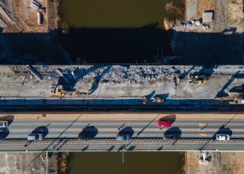 Most Chrobrego znika na oczach mieszkańców. Trwa rozbiórka pierwszej nitki nad Wartą