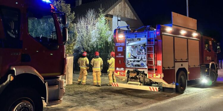 Pożar domu pod Poznaniem. Na miejscu aż 9 zastępów straży pożarnej