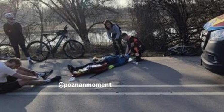 Zderzenie rowerzystów na Wartostradzie. Dwie osoby trafiły do szpitala