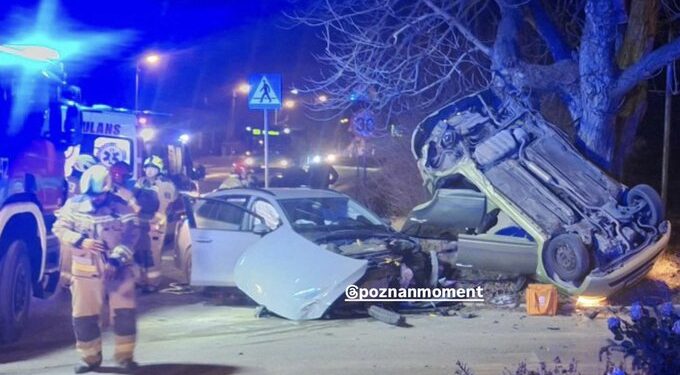 Poważny wypadek na Głuszynie. Dachowanie po zderzeniu z innym autem