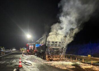 Autokar w płomieniach na A2. Podróżowało nim blisko 60 osób