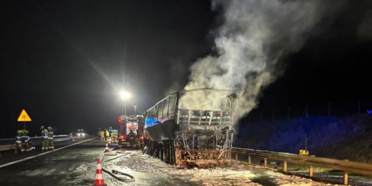 Autokar w płomieniach na A2. Podróżowało nim blisko 60 osób