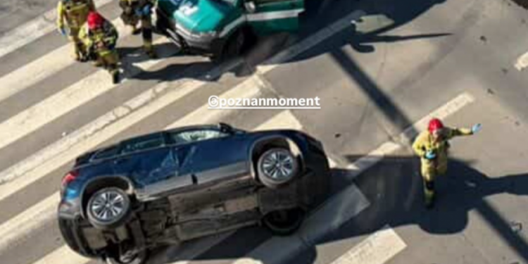 Groźny wypadek w centrum Poznania. Samochód przewrócił się na bok na ruchliwym skrzyżowaniu