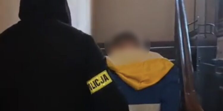 Brutalny napad na nastolatka po wypłacie pieniędzy. Policja zatrzymała recydywistę jeszcze tego samego dnia