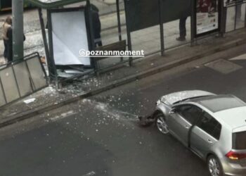 Dramatyczny wypadek w centrum Poznania! Auto wpadło w przystanek. Jedna osoba ranna