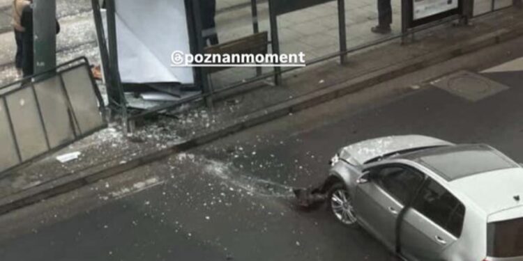 Dramatyczny wypadek w centrum Poznania! Auto wpadło w przystanek. Jedna osoba ranna