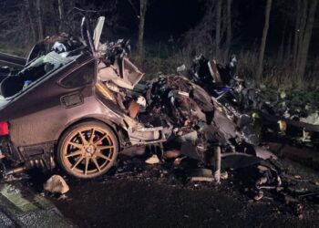 Dramat w regionie. Auto zmiażdżone, 19-latek zginął na miejscu