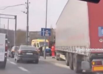 Nagłe zasłabnięcie kierowcy na Królowej Jadwigi. Ciężarówka zakończyła jazdę w krzakach przy AWF