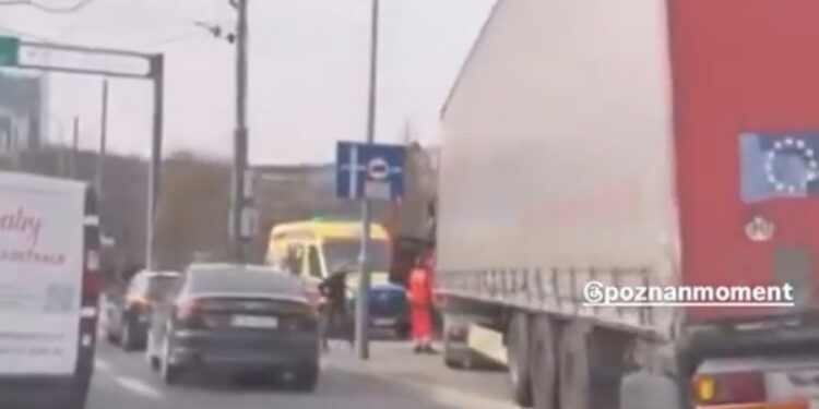 Nagłe zasłabnięcie kierowcy na Królowej Jadwigi. Ciężarówka zakończyła jazdę w krzakach przy AWF
