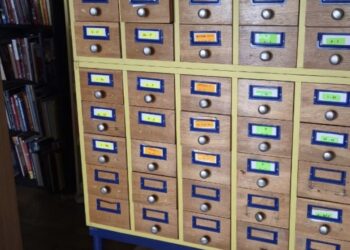 Taniej się nie da. Poznańska biblioteka wyprzedaje meble za złotówkę