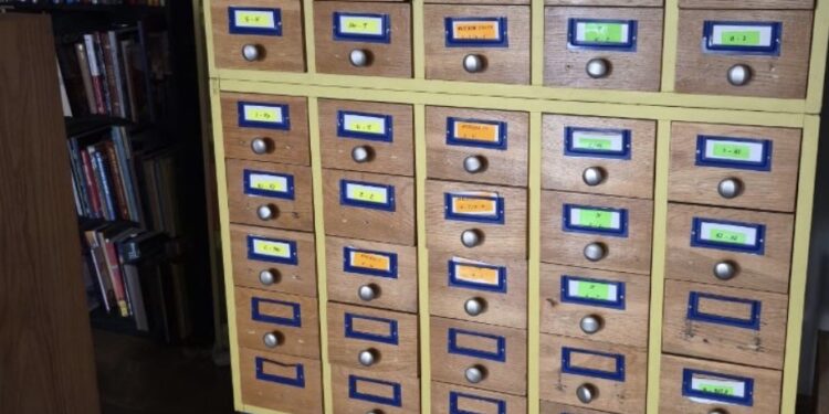 Taniej się nie da. Poznańska biblioteka wyprzedaje meble za złotówkę