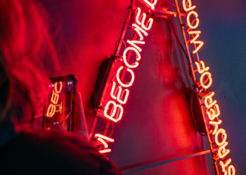 Poznań przyciąga niezwykłą wystawą neonów. „Wróg jest miłością” w Galerii Arsenał tylko do końca marca