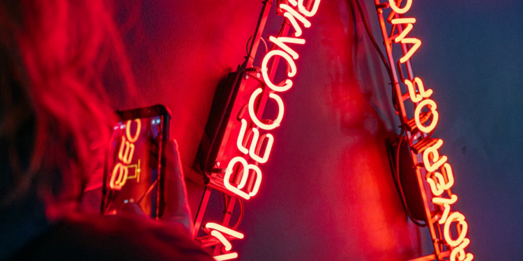 Poznań przyciąga niezwykłą wystawą neonów. „Wróg jest miłością” w Galerii Arsenał tylko do końca marca