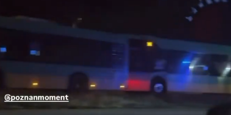 Trzy autobusy MPK zderzyły się nocą na ulicy Warszawskiej w Poznaniu. Nietypowa kolizja bez pasażerów