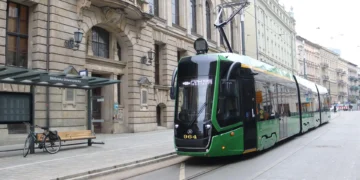 Pianino w tramwaju MPK. Niezwykłe koncerty na ul. Ratajczaka przyciągną mieszkańców