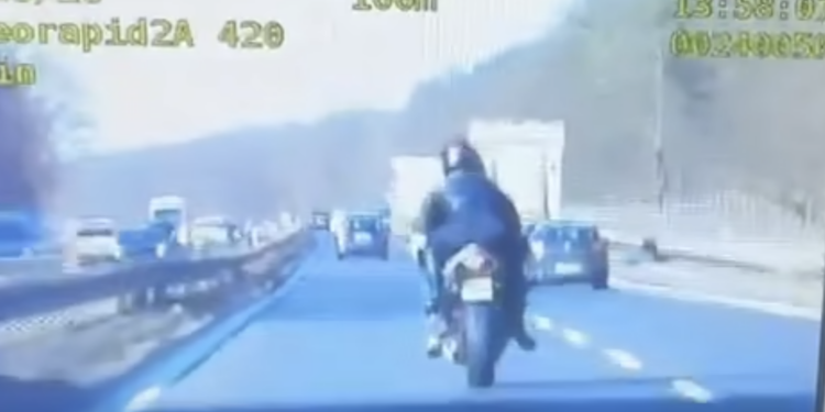 Szaleńcza jazda na trasie S11 pod Poznaniem. Motocyklista pędził 177 km/h z pasażerką