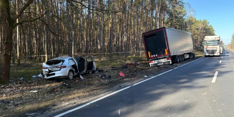 Zderzenie czterech pojazdów zakończyło się tragedią. Nie żyje 29-letnia kobieta