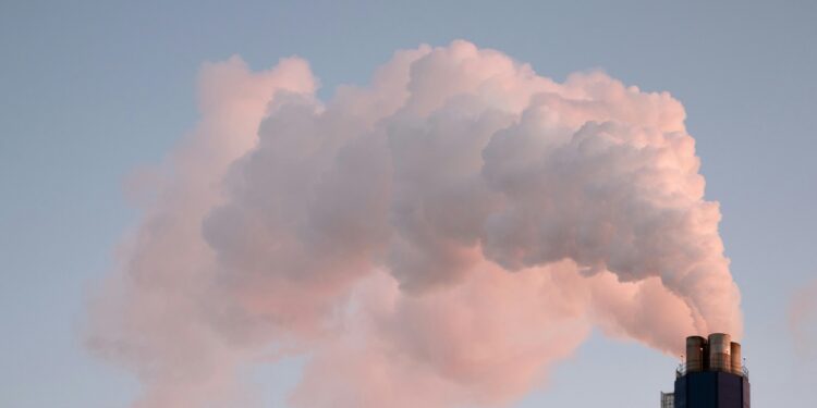 Smogowy alarm w Poznaniu. Normy pyłu przekroczone, służby ostrzegają mieszkańców całego miasta