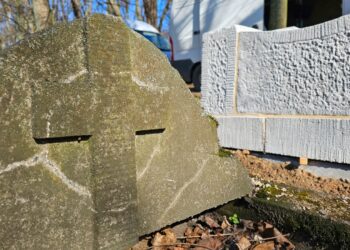 Odnowione nagrobki wracają na Cytadelę. Trwają prace na zabytkowych nekropoliach