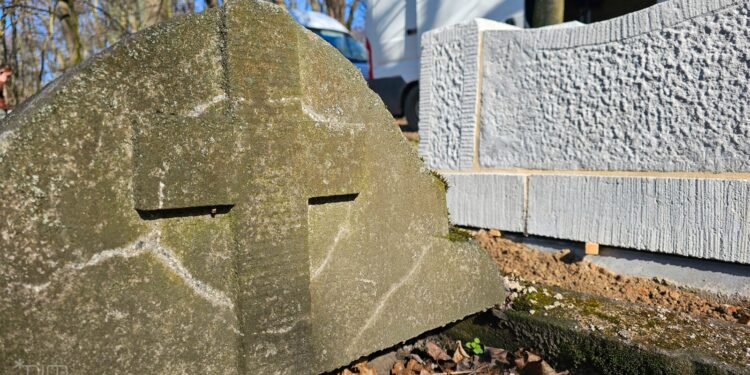 Odnowione nagrobki wracają na Cytadelę. Trwają prace na zabytkowych nekropoliach